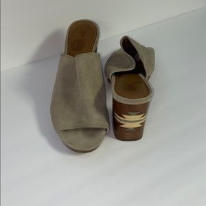 EUC FRYE suede taupe heels with design on …